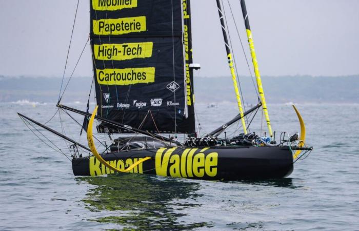 Frenchman Louis Burton reports a “big crack” and cracks on his boat