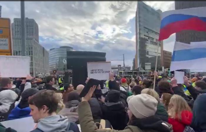 Russian opposition’s march in Berlin sparks tensions over Russian tricolor flag