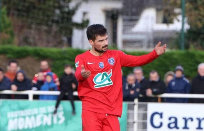 In Côtes-d'Armor, he is a pigeon breeder and plays in the French Football Cup