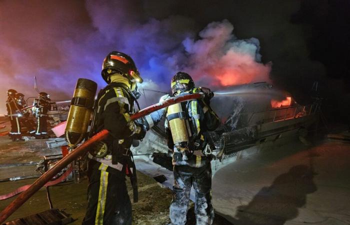 A boat ravaged by flames in Aigues-Mortes