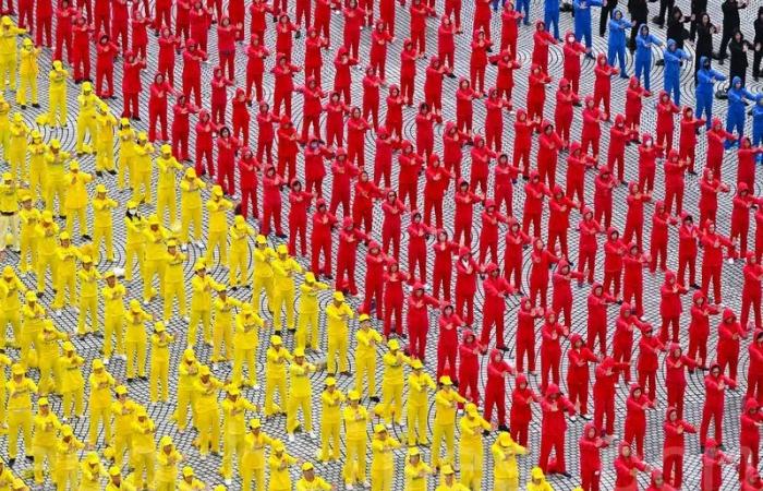 More than 5,300 people form the emblem of Falun Gong in Taiwan