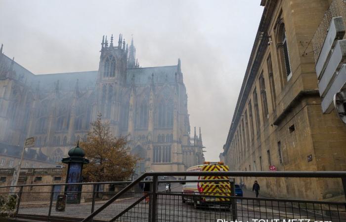 Fire and cloud of smoke in downtown Metz