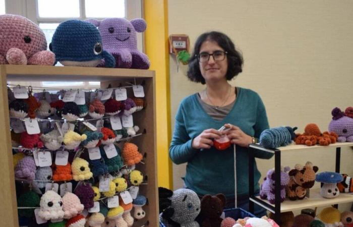 In Saint-Ouën-des-Toits, Justine Morlier crochets Amigurumis