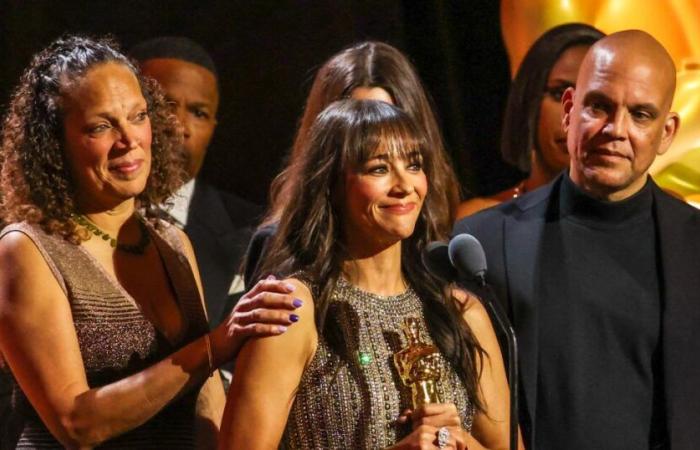 Governors Awards: Rashida Jones accepts Quincy’s honorary Oscar