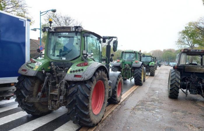 farmers demonstrate and block the entrance to the prefecture