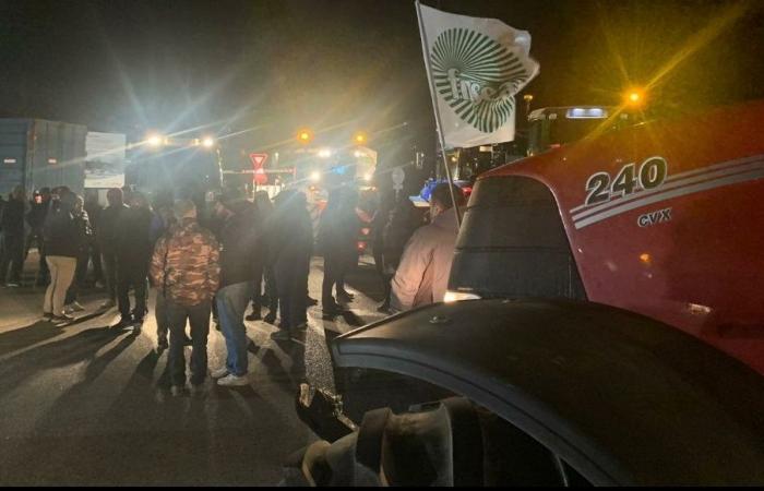 Farmers block the two bridges between Gard and Vaucluse in Avignon