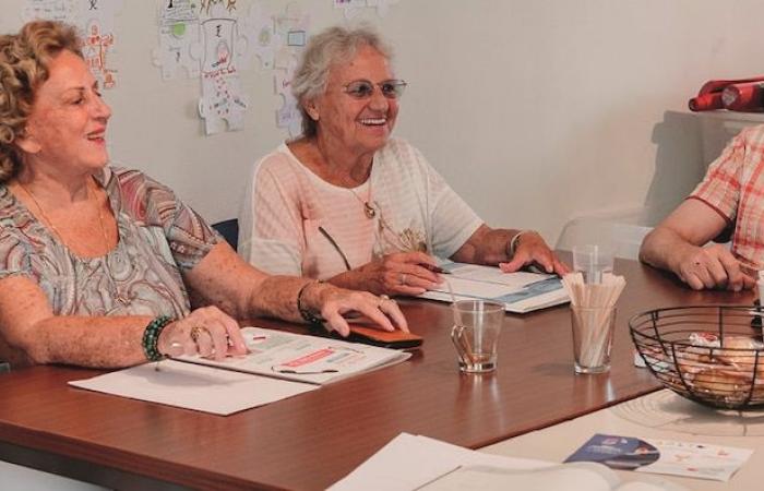 A helpline for seniors is created in Herstal: 5 volunteers listen to overcome loneliness and isolation