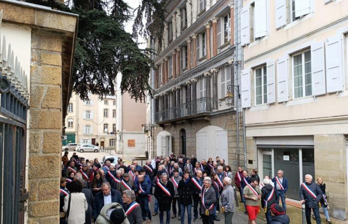 Foix: around a hundred local Ariège elected officials demonstrate against cuts in resources