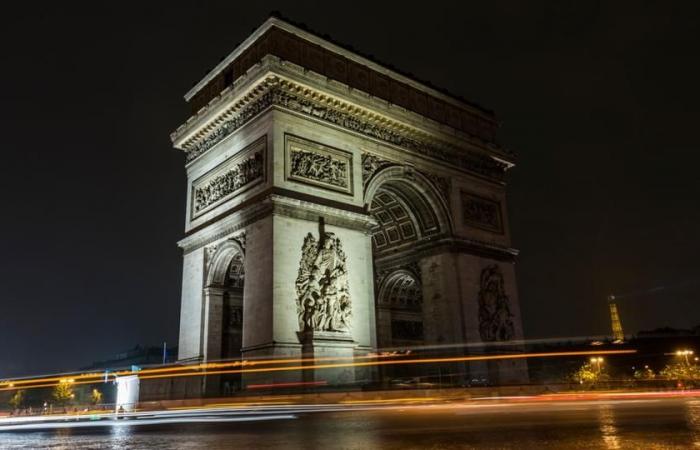 a man with a knife arrested near the Champs-Élysées