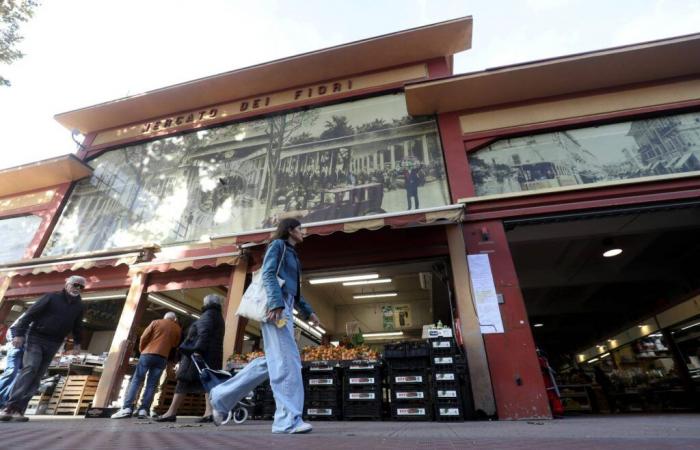 Closed almost three months after a fire, the Ventimiglia market reopened subdued this Monday morning