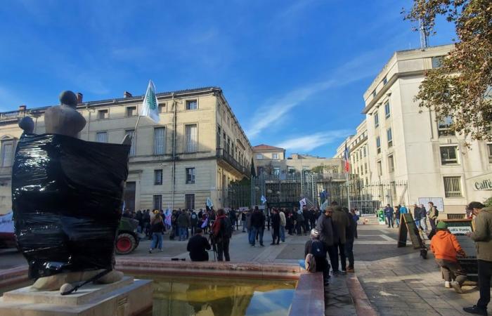 a hundred demonstrators in Montpellier, city signs hung on the gates of the prefecture