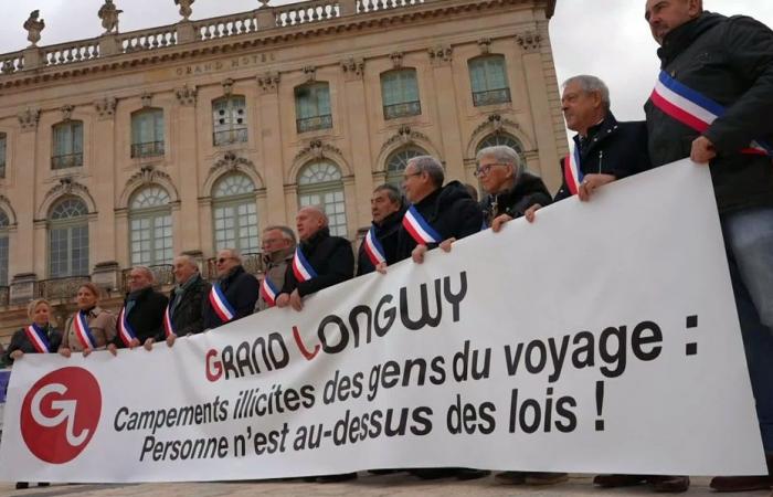 angry, the mayors of the Haut Pays symbolically lay down their scarves