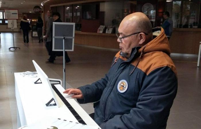 A freely accessible piano in the hall of the Pontivy hospital center