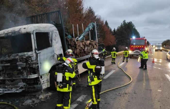 Stallions. A heavy goods vehicle carrying burning wood on the RN 57