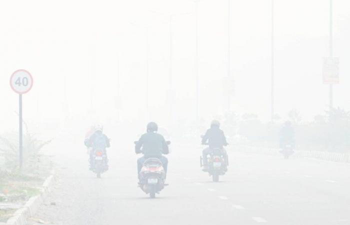 New Delhi closes schools due to record pollution