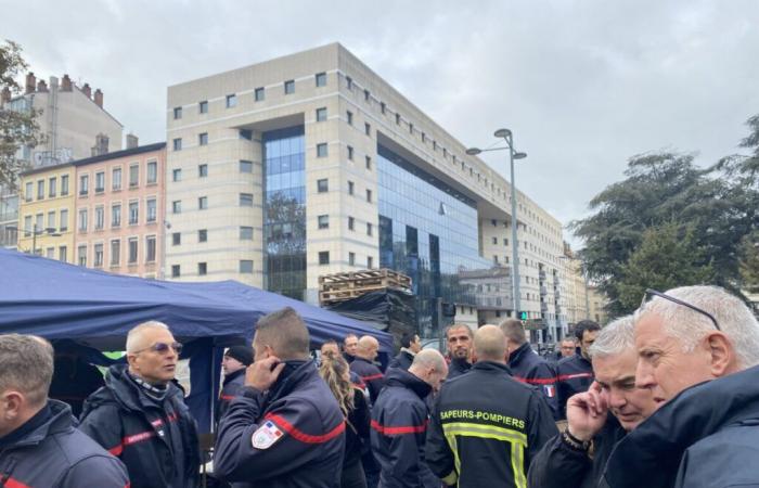 a camp in front of the Lyon Metropolis for more positions and resources