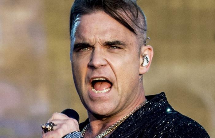 Robbie Williams attacks Take That manager