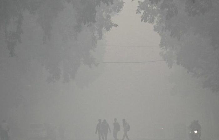 air pollution 60 times higher than standards in New Delhi