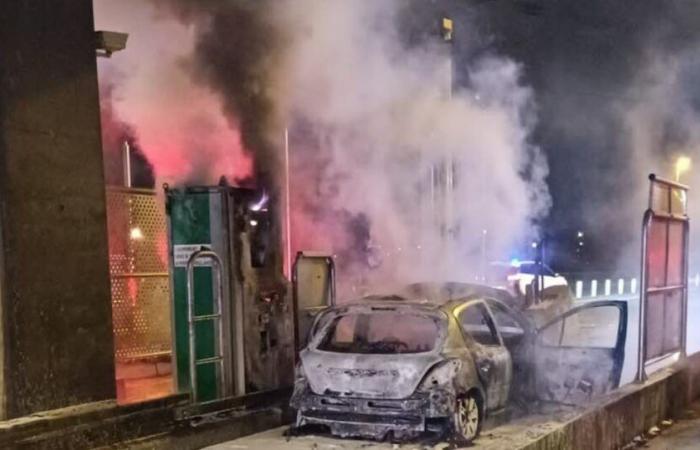 on the A43, a car catches fire at the Chesnes toll booth