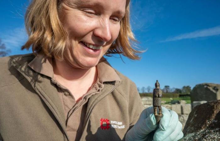 Discovery in England of a rare 2000-year-old knife handle representing a gladiator