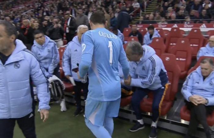 Iker Casillas leaves legends match against Ajax with injury