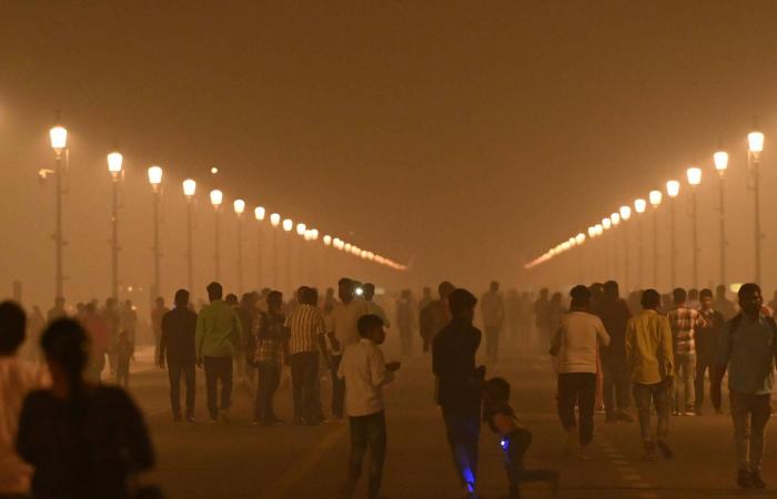 New Delhi closes schools due to record pollution