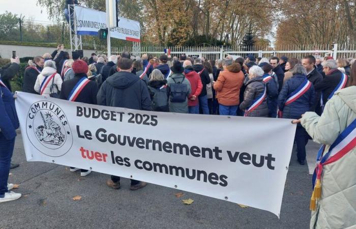 “The government wants to kill the municipalities”: 300 elected officials from Essonne united against the finance bill