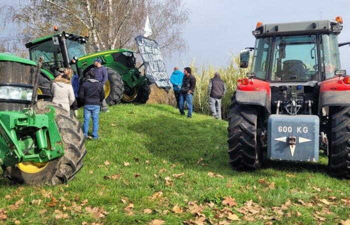 farmers demonstrate and block the entrance to the prefecture