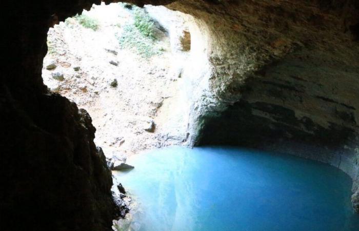 Fontaine de Vaucluse: mysteries and life in the depths