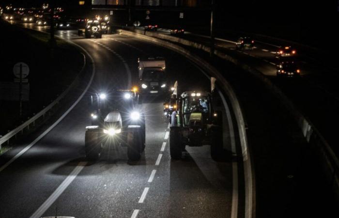 around fifteen tractors block the N118 in Ile-de-France