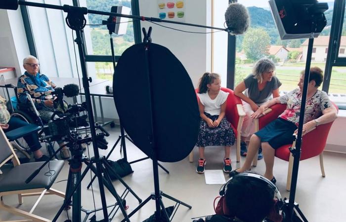 In Haute-Loire, they are making an intergenerational documentary between children and residents of a nursing home