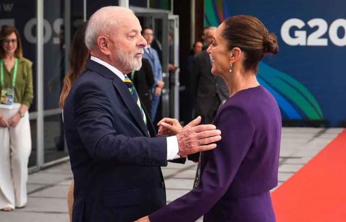 President of Mexico greets Lula upon arriving at the G20 Summit