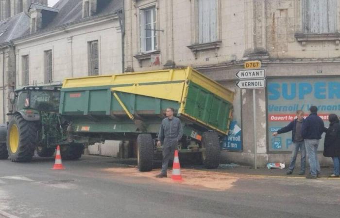 The trailer of a tractor crashes into the window of a supermarket in Maine-et-Loire