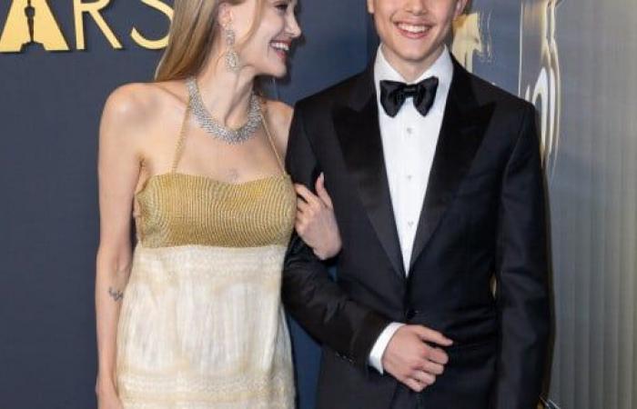 We don't see him often: Knox, 16, the youngest son of Angelina Jolie and Brad Pitt, arrives in a tuxedo and has grown up very well!