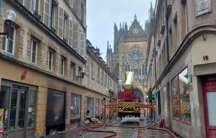 “There is a risk of floors collapsing”, according to firefighters