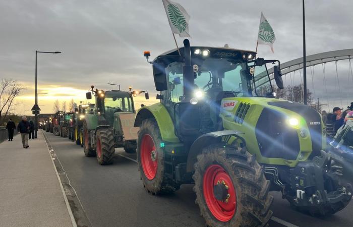 the Bridge of Europe between France and Germany paralyzed by 300 tractors