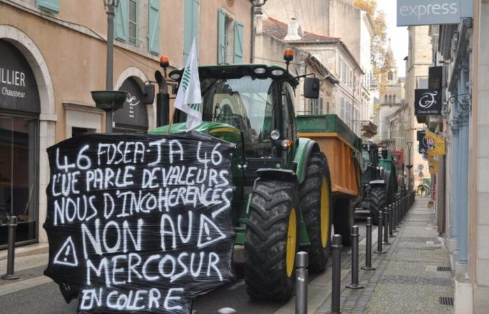 farmers demonstrate and block the entrance to the prefecture