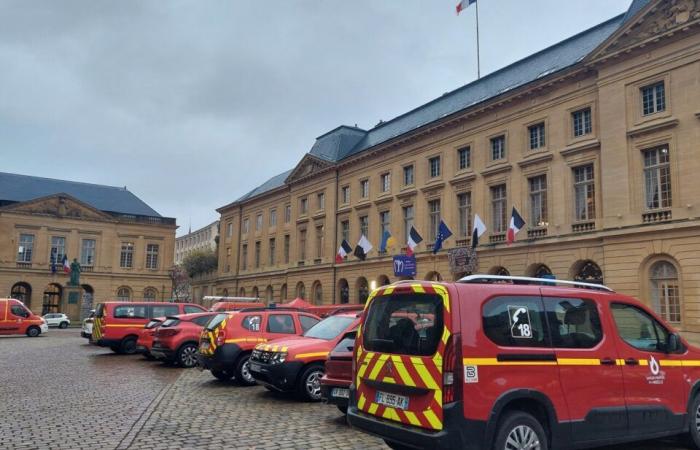 “There is a risk of floors collapsing”, according to firefighters