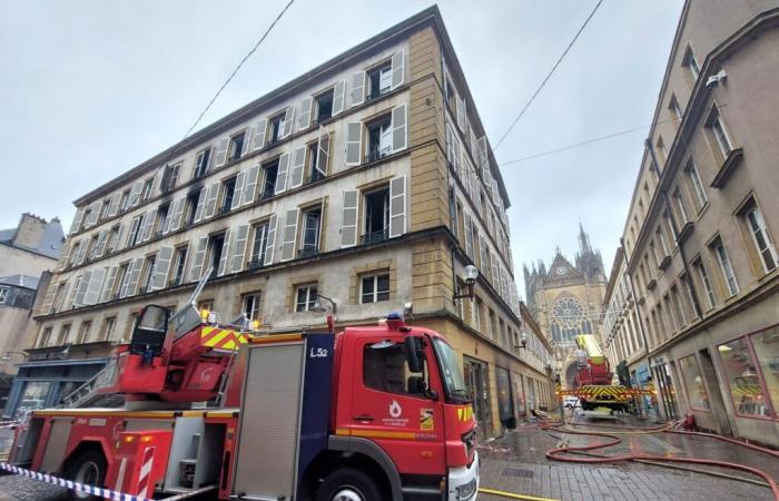 “There is a risk of floors collapsing”, according to firefighters