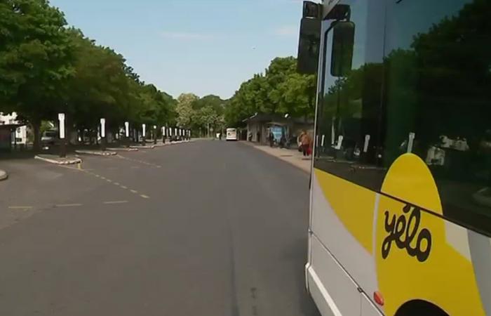 Football fans are stoned on a bus returning from a match in La Rochelle