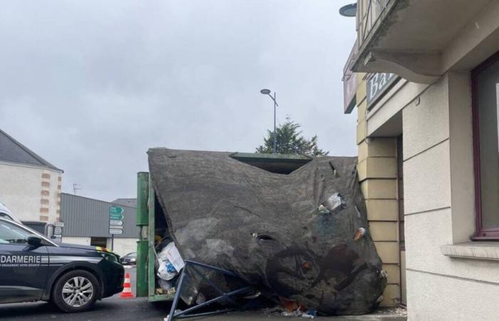 A heavy goods vehicle loses its load of waste in Mayenne, traffic disrupted