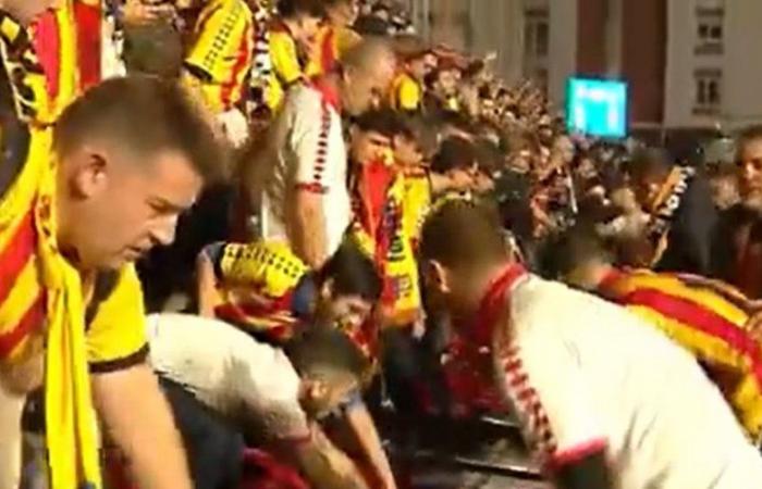 VIDEO. Football: “The crowd fell…” Impressive images of a stand collapsing in the middle of a match under pressure from supporters