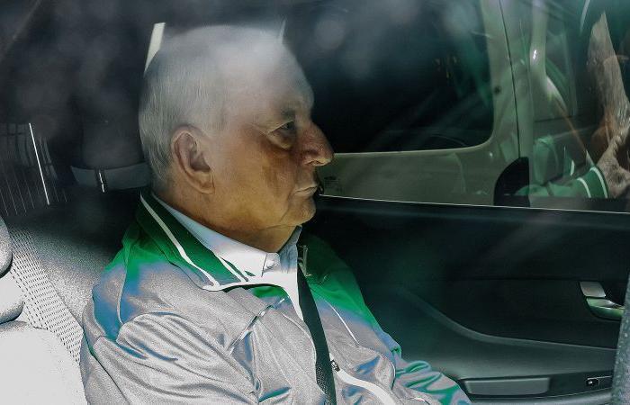 Alan Jones: Australia police charge former radio show host with assault