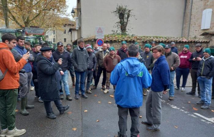 farmers demonstrate and block the entrance to the prefecture