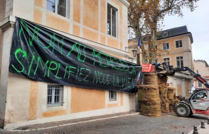 farmers demonstrate and block the entrance to the prefecture