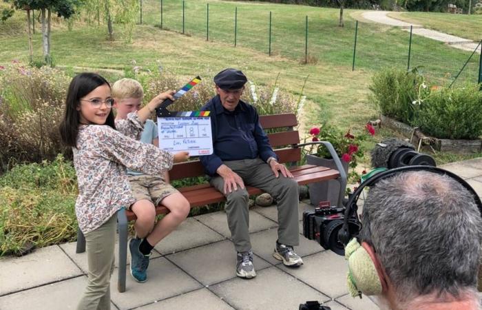 In Haute-Loire, they are making an intergenerational documentary between children and residents of a nursing home