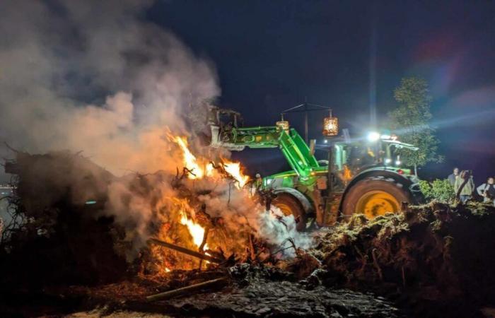 Farmers set fire to Bordeaux to make their anger heard