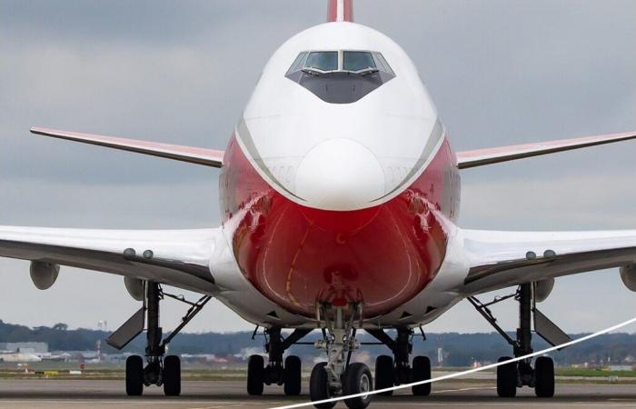 an unusual plane stops at Toulouse airport