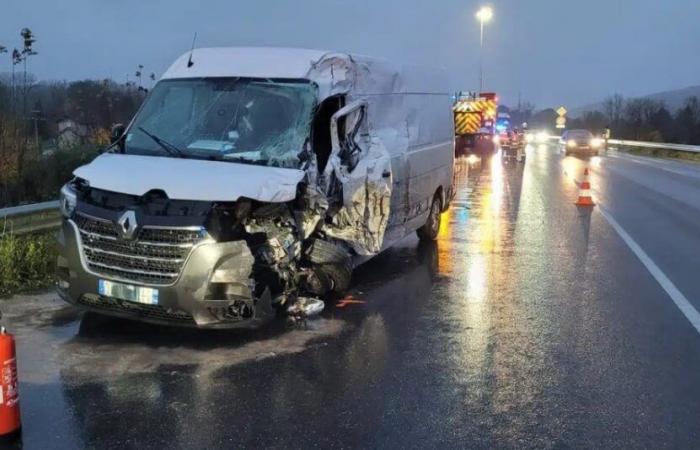 Spectacular collision between a heavy goods vehicle and a van on the RD 520