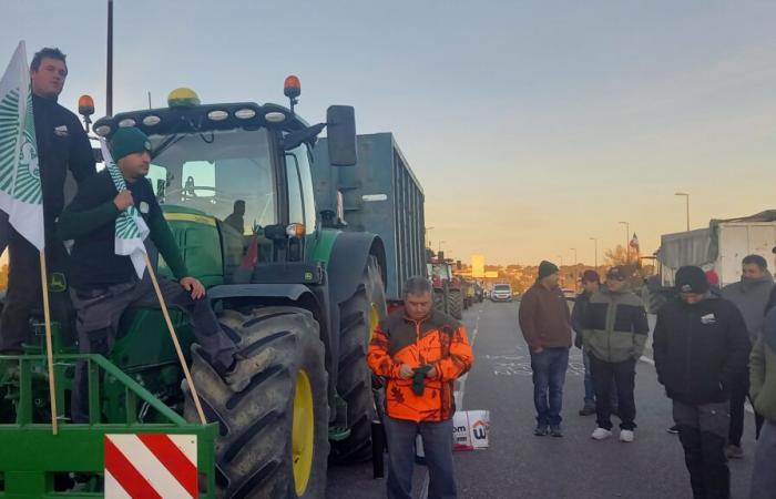 Farmers block the Europe Bridge in Avignon